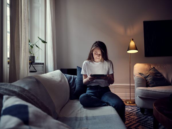 Woman sitting in a sofa with her laptop