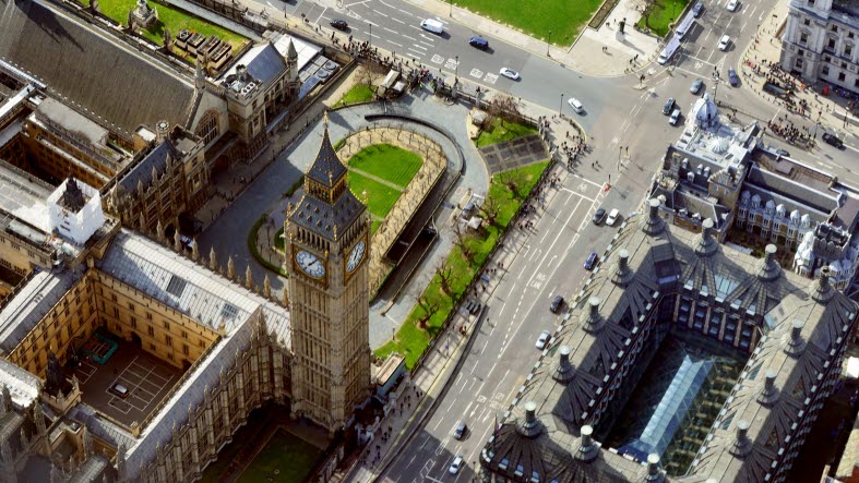 Skylt med skriften Underground och Big Ben i bakgrunden